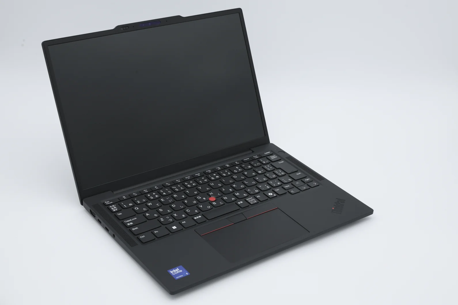 本体を開いて右斜め前から。キーボード中央に赤いTrackPoint