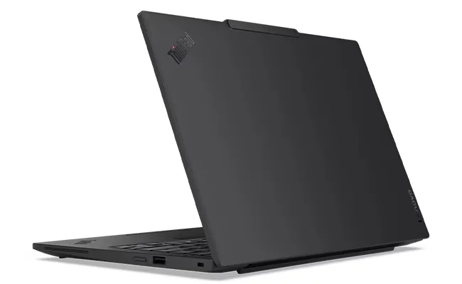 本体を開いて背面斜めから見た天板とThinkPadロゴ