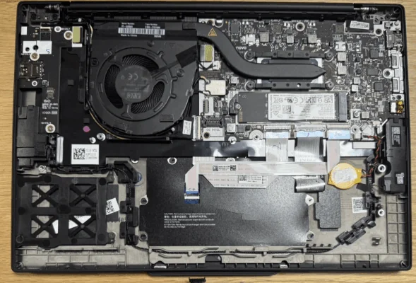 裏蓋を外した内部。左上に大型冷却ファンとヒートパイプ、中央にM.2 SSD