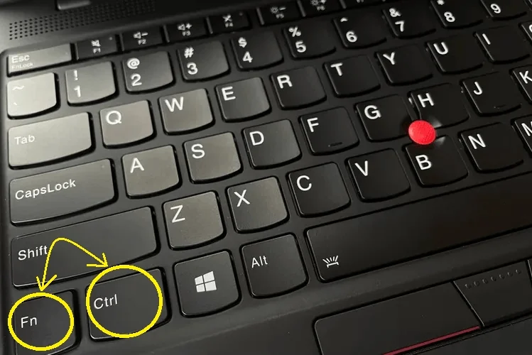 キーボード左下の接写。FnキーとCtrlキーを黄色の丸で囲み、入れ替わりを矢印で示す