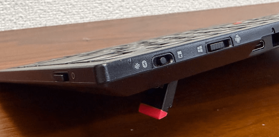 トラックポイント キーボードIIの側面。接続方式と電源の切り替えスイッチ、USB Type-C端子