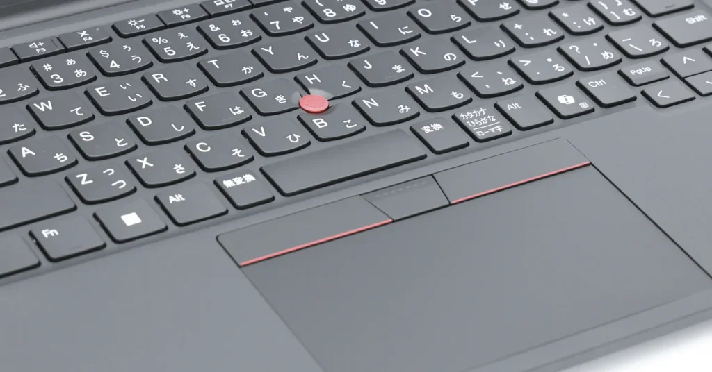 キーボードとTrackPoint、3ボタン付きタッチパッドの接写