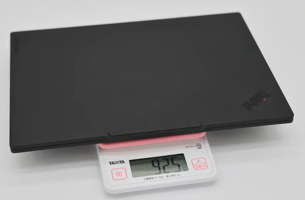 閉じた本体をキッチンスケールに載せた様子。表示は925g