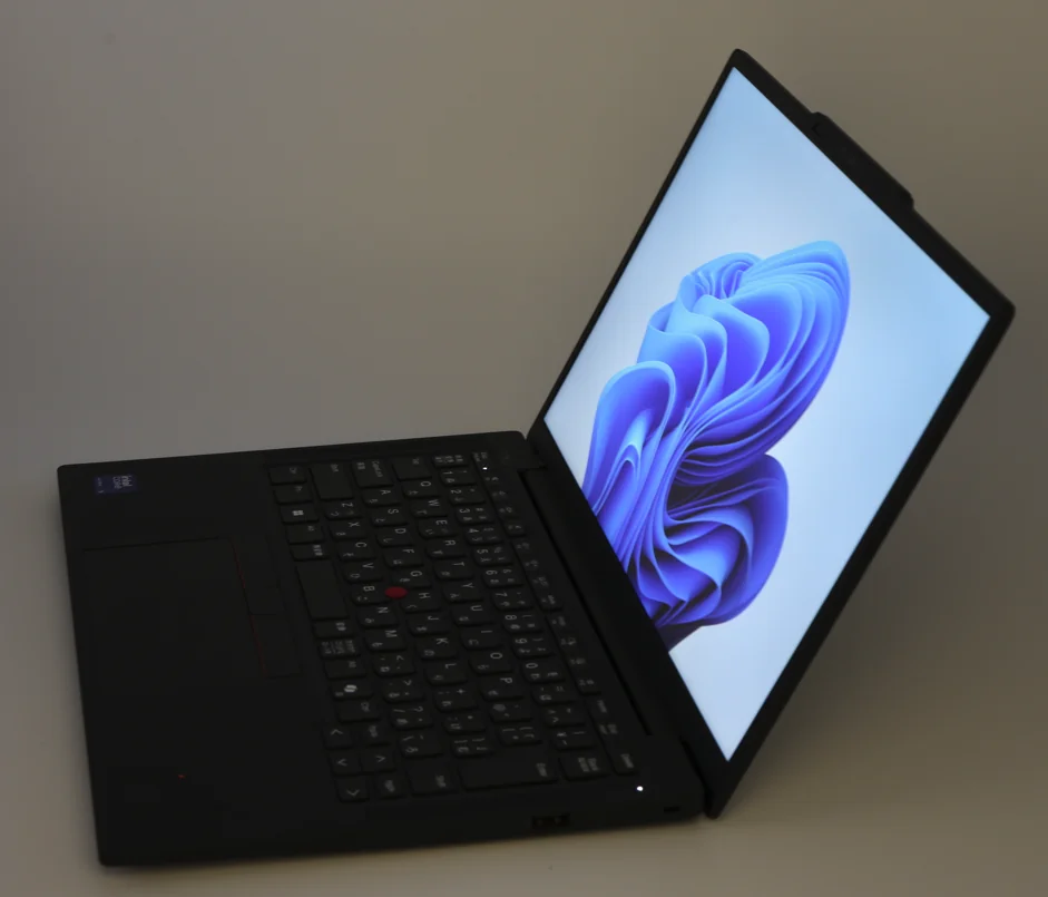 左斜めから見た画面とキーボード面